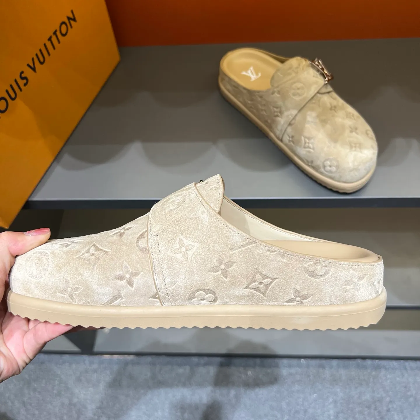 P360, 38-45 LV Easy 2025 new men's casual sandals, made of suede cow leather, with Monogram pattern to highlight the trendy style. Adjustable straps illuminated with LV letters, while a resilient insole and micro outsole provide lightweight comfort. Made of suede cow leather with embossed Monogram pattern and brand element metal hardware✅Adjustable straps➕Tough insole‼ ️Micro outsole. Comfortable and easy to wear‼ ️ P: 360, size: 38-45